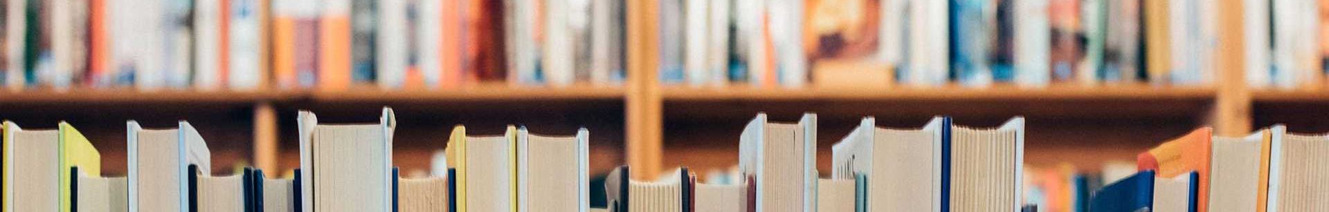 Bücher in einer Bibliothek