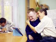 Sozialassistent bei der Arbeit mit einem behinderten Jungen.