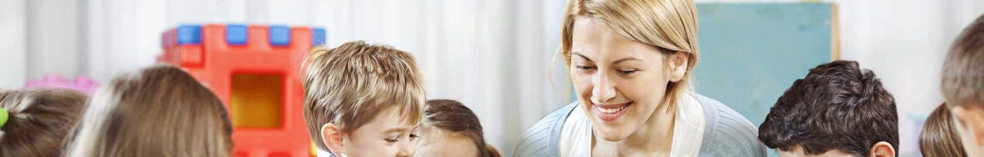 Erzieherin einer Kita arbeitet mit Kindern