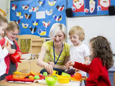 Erzieherin beim Spiel mit Kindern in der Kita