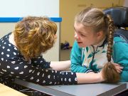 Sozialassistentin bei Arbeit mit behindertem Mädchen